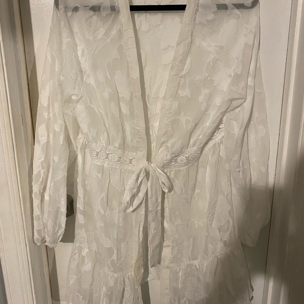 Elegant White Lace Robe